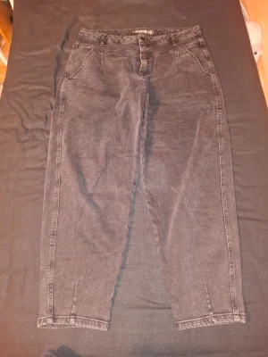 Svarta baggy jeans - Svarta jeans i baggy form. Använd ett fåtal gånger. Mycket bra skick.   Midjemått: 43cm Ben längd från sömmen: ca 65cm  För frågor skriv gärna!