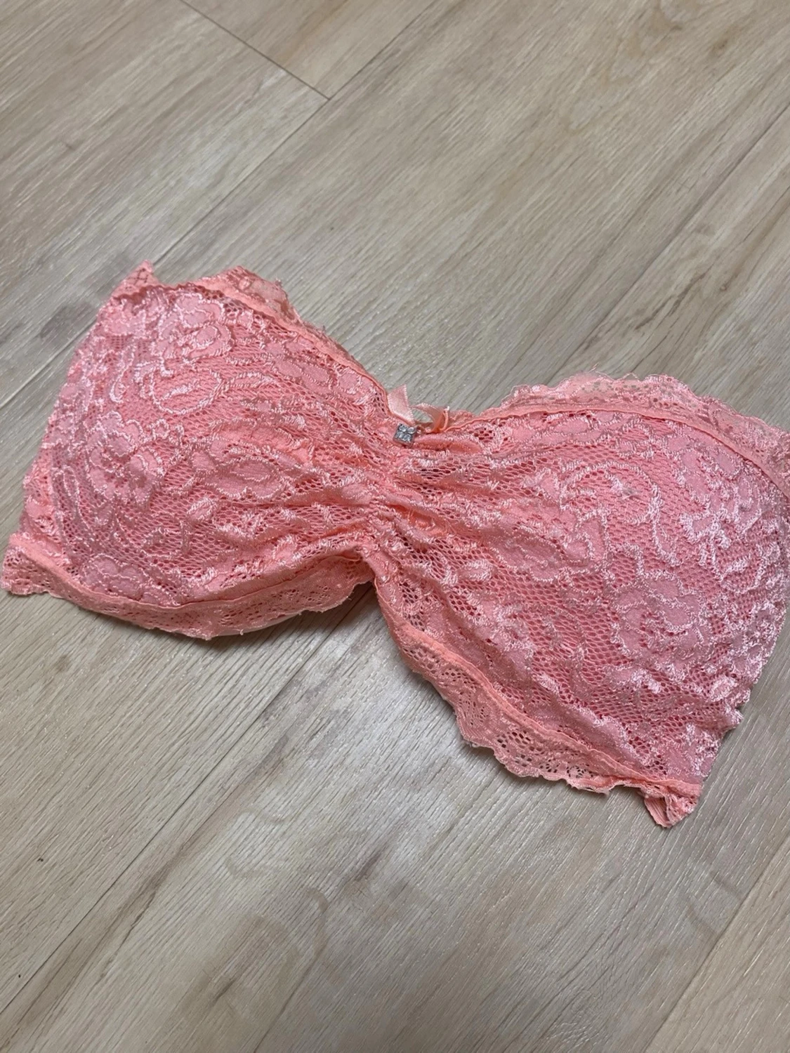 Rosa bandeau-bh med spetsdetaljer