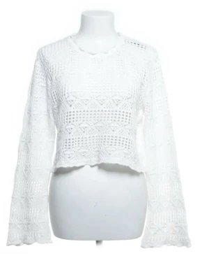 Vit virkad croppad tröja Gina Tricot - Säljer en vit virkad croppad tröja från Gina Tricot. Tröjan har långa trumpetärmar och ett snyggt hålmönster över hela plagget. Perfekt till höga jeans eller kjol för en trendig look. Materialet är mjukt och lätt, vilket gör den skön att bära.