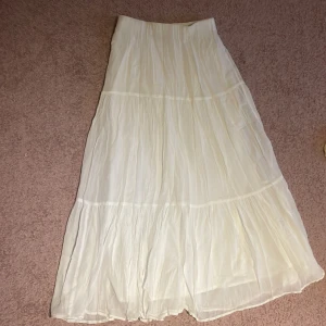 Vit långkjol från Gina Tricot - Säljer denna fina kjol från Gina, den är knappt använd och i fint skick!💕