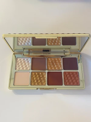 Tarte - The golden era Amazonian clay palette - Paletten är ett set med två andra paletter från Tarte och denna är i färgen ”Gilded”. Paletten kommer inte till användning och ej har använts utan bara swatchats på handen. Packas säkert för leveransen.  Nypris: 699kr Sephora i USA
