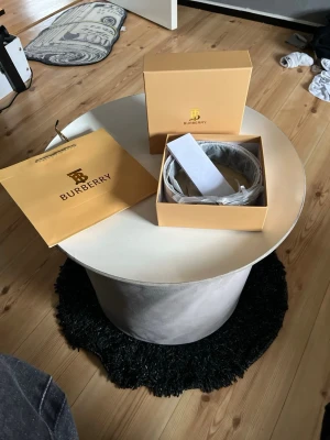 Belt Burberry Reversible Leather 🎯 - Brand new Burberry reversible leather belt in original packaging. Includes box and shopping bag.  ⭐️ Condition: 10/10 📦 Fast and careful shipping OBS BOX KAN MEDFÖLJA FÖR EN EXTRA KOST!