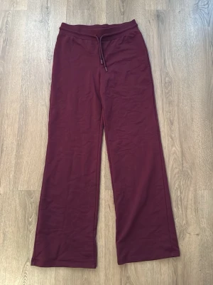 Vinröda mjukisbyxor från lager157 - Fint skick! Stl M