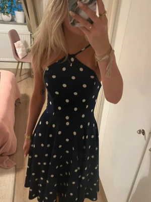 Polka klänning - Otroligt fin polkaklänning som endast användts en gång! Superbra kvalitet och jättefin att ha i sommar 💙