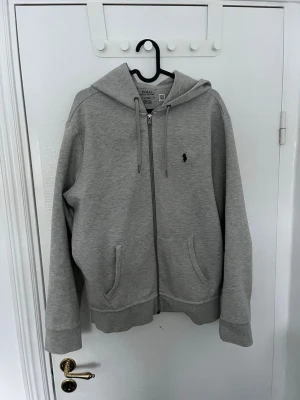 Ralph Lauren Zip - Tja, säljer nu denna Ralph Lauren Zipen pga jag inte använder den, Tröjan är i grymt skick, inga spår av användning. Passar en i längden som är mellan 175-185. PRIS GÅR ATT DISKUTERA