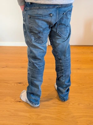 Jack and Jones jeans! - Otroligt coola och fina jack and Jones jeans i storlek 30/32. Byxorna har twistade ben och lite längre bak fickor. Jeansen är i modellen Comfort fit/Mike. Medela gärna vid frågor!