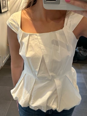 Vit topp med volang  - Säljer denna jättefina topp💕använd en gång, superfint skick