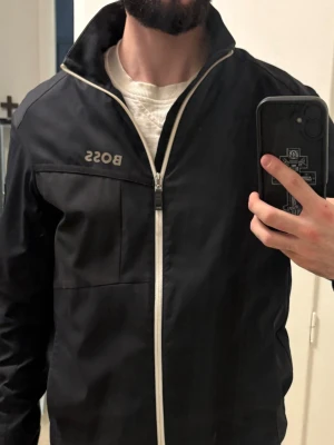 BOSS - Svart boss zip-tröja 🎱                                                            Passform: 185cm-80kg                                                           Kan användas som tröja/jacka 