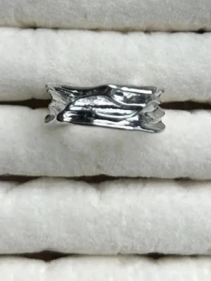 Slumpmässig ring på köpet ❣️ - Två stilrena ringar i silverfärgad metall med unik, vågig och organisk form. Perfekta för dig som gillar modern och trendig stil. Båda ringarna har en blank finish och passar att bära tillsammans eller var för sig för en cool look.
