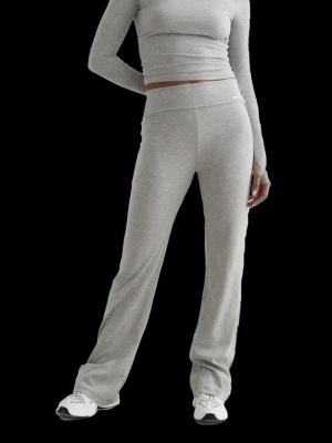 Grå ribbade mjukisbyxor från Aimn  - Supersköna grå mjukisbyxor från Aim'n med ribbad struktur och utsvängda ben. Hög midja och stretchigt material som sitter snyggt och bekvämt. Aldrig använda och lappen sitter fortfarande kvar! Säljer då dessa är för långa för mig, jag är 161cm.