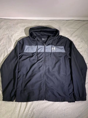 Under armour vindjacka - Säljer under armour jacka är i mycket bra skick storlek L pris kan diskuteras 