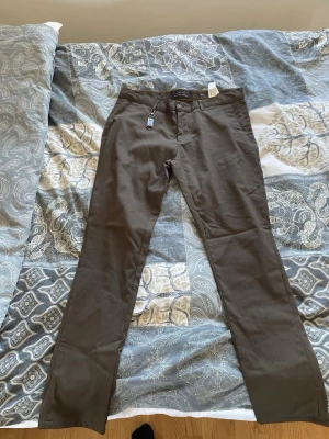 Mörkbruna/oliv chinos från ZARA -  mörkbruna chinos från Zara 