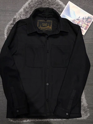 Donce De La Sense V2 Overshirt Navy - Riktigt schysst overshirt från Donce De La Sense i navy. V2-modellen med clean design och riktigt bra passform – funkar perfekt som lätt jacka eller lager över hoodie/t-shirt 👌  Mycket fint skick och känns fortfarande riktigt fräsch.  Detaljer: • Storlek: M • Färg: Navy / mörkblå • Modell: V2 Overshirt • Skick: Mycket fint skick  