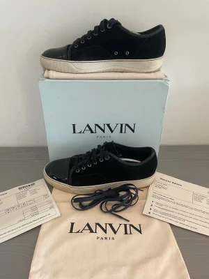 Lanvin Dbb1 Patent Cap Toe Skor Svart - Svarta lanvins med bra skick i storlek uk 8 vilket motsvarar ungefär storlek 42 men passar även större • Retail ligger runt 5000kr men säljs här för bara 2599kr!!!  Jag svarar gärna på frågor och prisförslag mvh