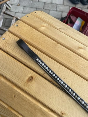 Pannband till häst!  - Snyggt svart pannband i skinn med runda silvriga nitar längs hela bandet. Perfekt accessoar för att ge hästen lite edge och stil. Pannbandet är smalt och har en klassisk design som passar till många olika. 