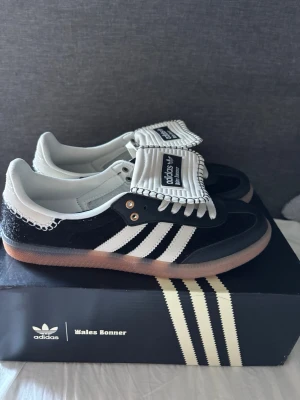 Adidas Wales Bonner  - Säljer dessa adidas skor storlek 43.5 men sitter som 42-42.5! För små för mig därför säljes här av dig vid intresse. Kan gå ner i pris vid snabb affär 