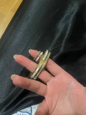 Guldiga armband och ring 4 st - Säljer 2 set armband och ring som är så fina och rostfria