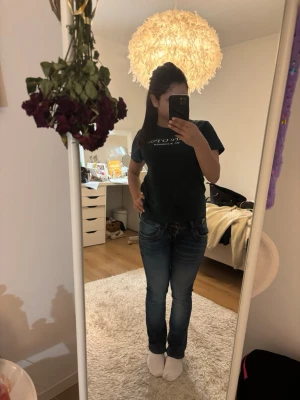 Blå jeans  - Snygga blå jeans knappt andvänd .