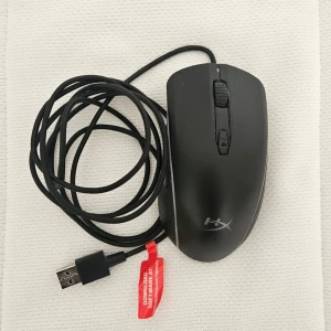 HyperX Pulsefire Surge gamingmus - Säljer en svart HyperX Pulsefire Surge gamingmus med USB-anslutning och kabel. Musen har en stilren design med HyperX-logga och är tillverkad i plast. Perfekt för gaming eller vardagsbruk vid datorn.