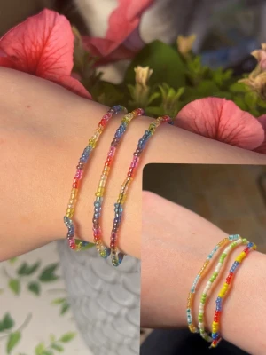 Handgjorda armband  - Handgjorda armband.  Bestäm 2 eller flera valfria färger.  5kr skänks till Barncancerfonden för varje sålt armband🎗️   3 för 85kr  Färger som går att välja mellan: - röd/rosa - rosa (3 olika varianter) - blå (3olika varianter) - ljusblå - grön - mörkgrön - lila - gul - peach  - guld - brun - vit - svart - grå