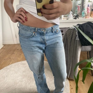 Ljusblå raka jeans från Lager 156 - Snygga blåa jeans från lager. Jag har storlek 36-38 i byxor och dom passar mig perfekt. Säljer för dom inte används tyvärr.