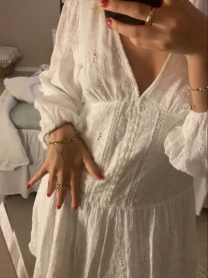 Zara klänning - Zara klänning i storlek M men passar också s. I bra skick men en knapp saknas men det märker man knappt. Lånade bilder