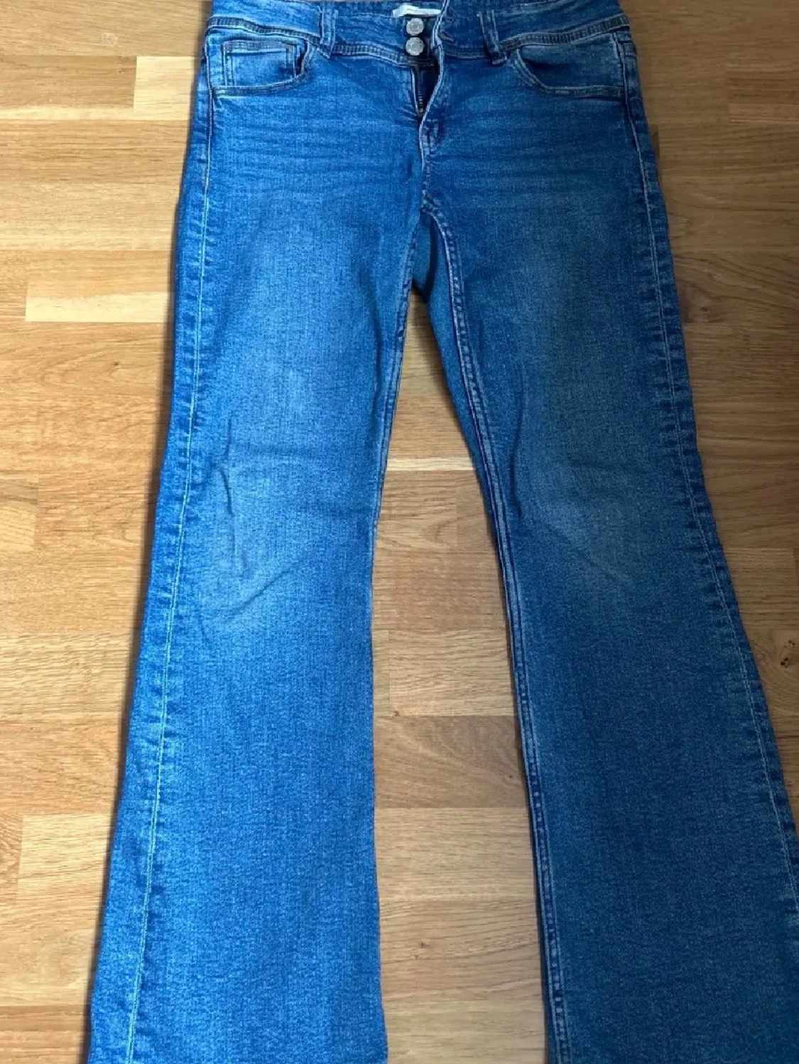 Blå bootcut jeans med fickdetaljer