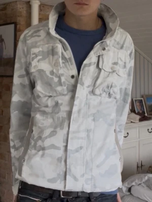Archive G-star Fält-jacka - Snygg Archive fältjacka/overshirt från G-star storlek L Den är tunn så perfekt för sommaren. Modellen är 188 väger 78 Pris kan diskuteras 