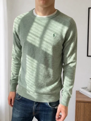 Grå Stickad Ralph Lauren Tröja - Säljer en sjukt fet grå tröja från Ralph Lauren. Tröjan är i strl M men passar även S. Tröjan är även i bra skick och hör gärna av er vid frågor elr funderingar!!
