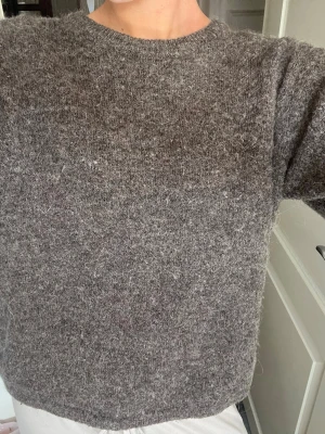 Stickad tshirt  - Snygg stickad tshirt, sparsamt använd. Storlek s från Gina🤎