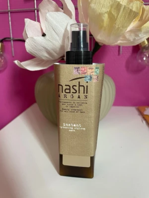 Nashi Argan hydrating styling mask - Säljer min Nashi Argan leave-in spraymask då dennes kryddiga doft inte passar på mig. Endast använd vid ett tillfälle (några ”sprayningar” alltså förbrukade. Nypris 399. 