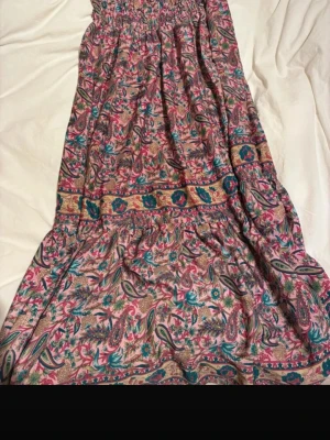 Lång kjol - Lång kjol köpt utomlands, jag är 162 cm o den är lite lång för mig beror på hur högt man lägger midjan, jag har S på byxor men den passar också min syster som har Xxs och är väldigt stretch så passar nog M och till o med L