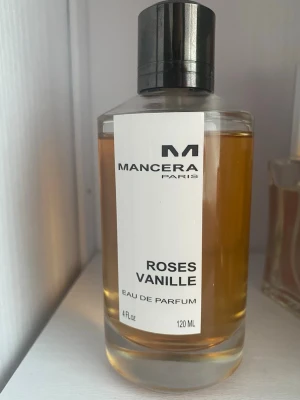 Mancera Roses Vanille Eau de Parfum - Mancera Roses Vanille Eau de Parfum äkta.  Doften kombinerar ros och vanilj och flaskan rymmer 120 ml. Perfekt för dig som gillar söta och blommiga dofter, doften är väldigt stark och håller nästan hela dagen. Har endast använt den några gånger som man ser på bilden, säljer den för att jag har massa andra parfymer och den kommer inte till användning så ofta. 