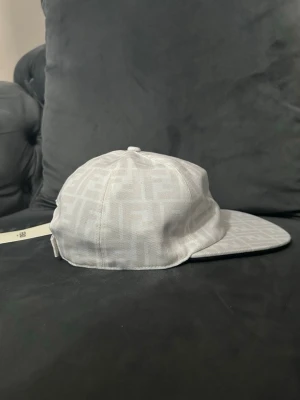 Fendi keps - Hej, säljer en snygg Fendi keps, kepsen är helt oanvänd. Fraktar idag!