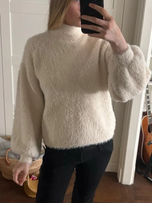Vit ”hårig” polotröja, Nakd!!💕💕💕 - Säljer denna jättemysiga tröja ifrån Nakd. Jättefint skick och använd fåtal gånger. Skriv vid frågor/fler bilder osv osv!💕💕