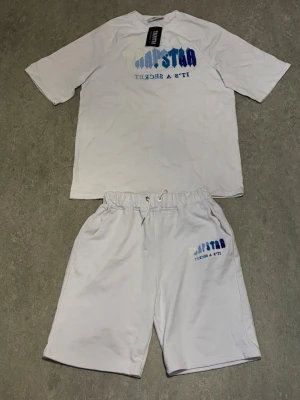Trapstar set - Helt nytt och oandvänd trapstar set storlek L. Perfekt nu inför sommaren och värmen. Taggen sitter fortfarande kvar ä