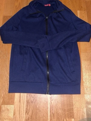 Zip  - Säljer denna zip tröjan från ryvls. Säljer då den inte passar mig längre. Passar dig som har S. Köpt för cirka 500 kr. 