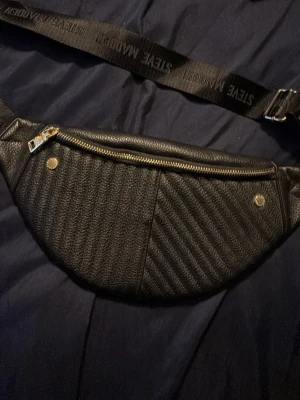 Svart axelväska Steve Madden - Snygg Steve madden midjeväska oanvänd har 3 fack 