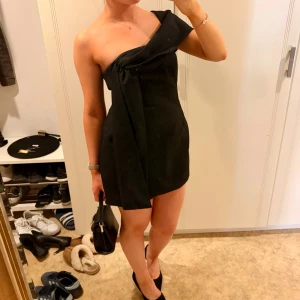 Kort klänning med baraxlar - Svart cocktail klänning från Zara, använd endast en gång! Dm för fler bilder 😘