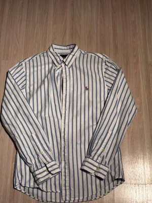 Randig skjorta från Ralph Lauren - Tjena! Säljer denna blåvit randiga Ralph Lauren skjorta. Storlek M. Köpt för 1499kr. Säljer den för 599kr
