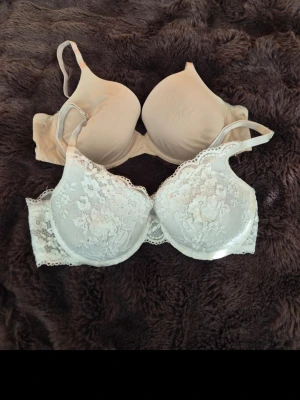 2 st BH:ar - En beige bh och en vit bh med spets❣️Köpt en för 50 kr, eller båda för 80kr❣️ Nypris 349 kr/st