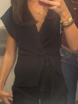 Svart Zara blus - Säljer min svarta Zara blus med omlott knytning❤️ sitter jätte bra men säljs för att den inte kommer till användning❤️❤️