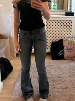 Bootcut jeans - Jeans från Lager 157. De är lite slitna längst ner på benen för att de släpat i marken. 