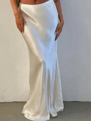 Ljusbeige långkjol i satin💓 - Snygg ljusbeige långkjol i satinliknande material💞💞 Storlek 38 men passar mer S & Ungefär 87.5 cm lång i mitten! Perfekt inför sommarn för oss som gillar en mer elegant look☺️ Se defekter på bilderna, såsom att den är nopprig på vissa ställen 