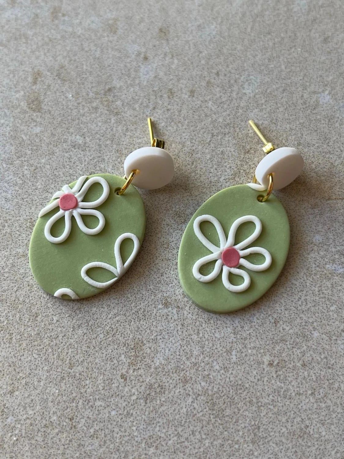 Handgjorda örhängen – gröna med blommor (3 cm)