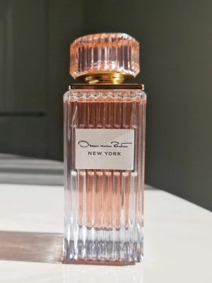 Oscar de la renta - New York EdP 50ml - Perfekta jordgubbsdoften. Har tyvärr inte kvar kartongen. Köpt på Notino för 550kr.