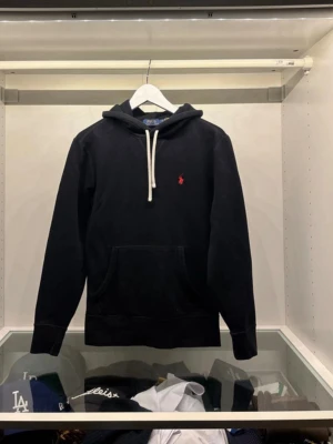 Ralph lauren hoodie - Hej, jag säljer denna jätte snygga Ralph lauren hoodien, hoodien har används en del fast är fortfarande i jätte fina skick. Den har en liten defekt som jag tagit bild på annars är allting bra.   Det är storlek XS och jag skulle säga att den passar dig som är mellan 160-175cm lång. Jag är själv 178cm lång och den har precis blivit för liten för mig och därför jag säljer den.   Mått:  Från axeln till midjan: 60cm Från axel till axel: 45cm Armlängd: 60cm Bredden: 40cm  Kom med frågor🙃