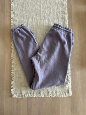 Dam lila mjukisbyxor  - Storlek S ifrån H&M. ⚠️ En liten fläck som syns på sista bilden. Skickas inom 48h kika in min profil för mer fina kläder. Skriv om ni har några frågor!