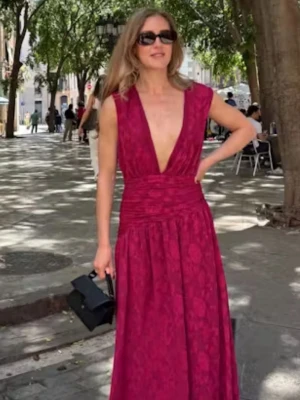 Vinröd långklänning - NEW-  - Brand new with tags, never worn. Originally 899 SEK. Elegant burgundy floral maxi dress with deep V-neck, defined waist and flowy fit. Perfect for summer events or special occasions ✨