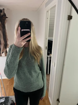 Grön stickad tröja från Vero Moda - Mysig stickad tröja i ljusgrönt från Vero Moda.